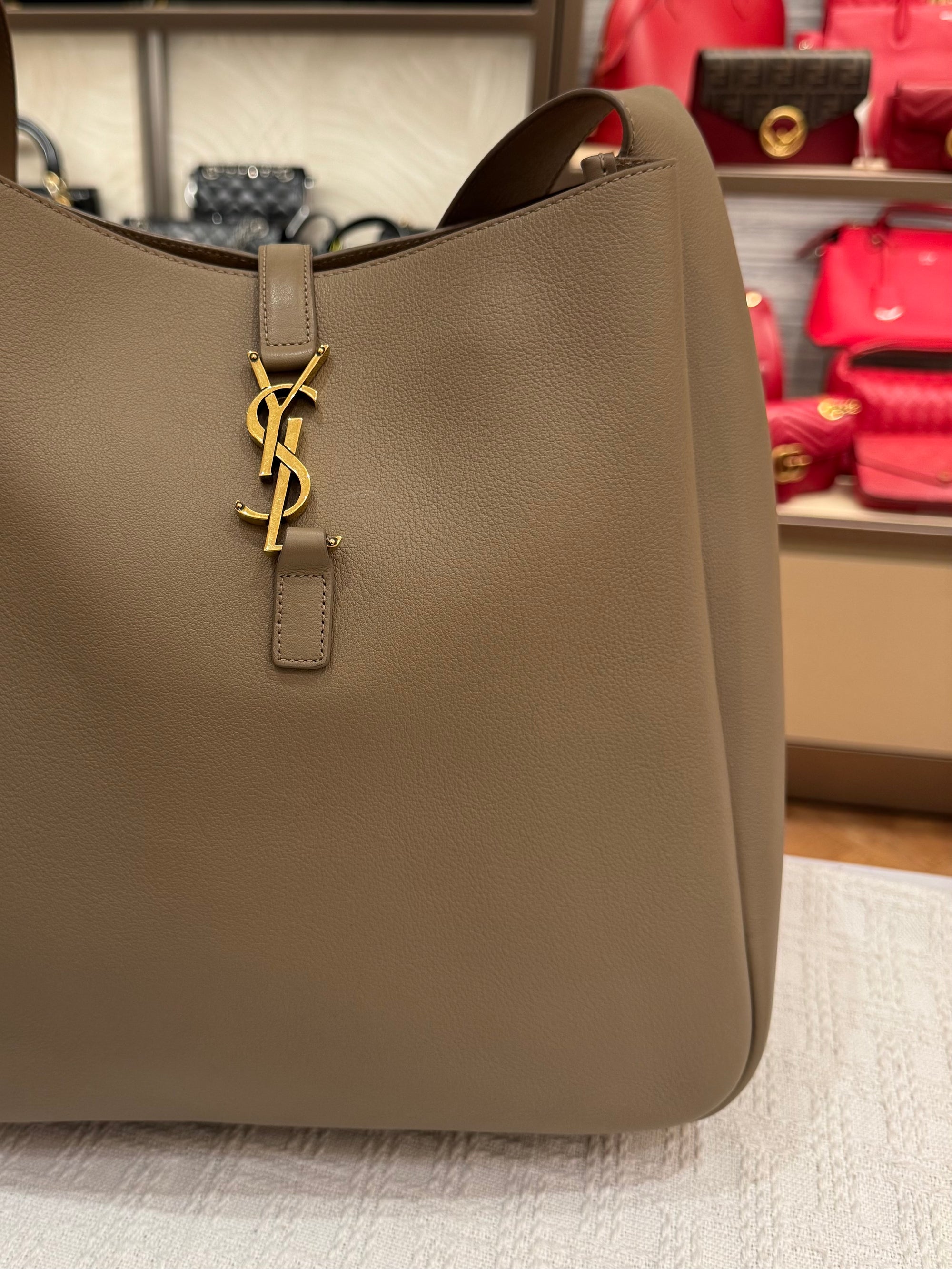 Saint Laurent LE5A7 Hobo