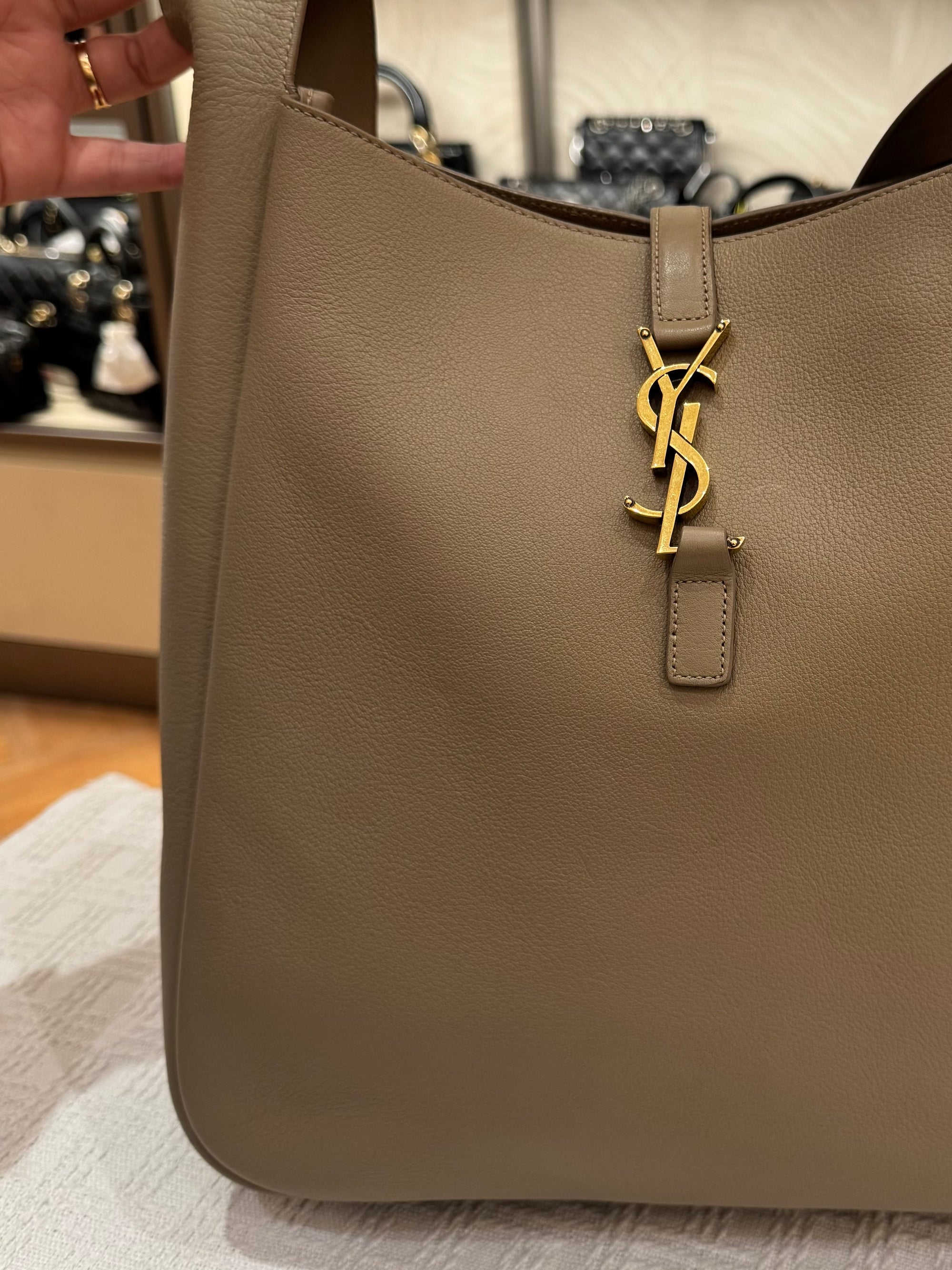 Saint Laurent LE5A7 Hobo