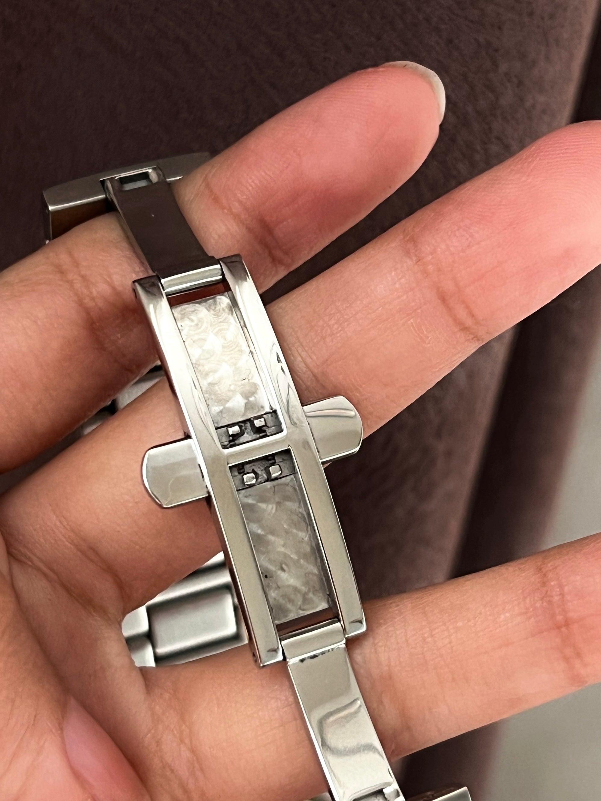 Gucci Large Silver With Dark Silver Dial