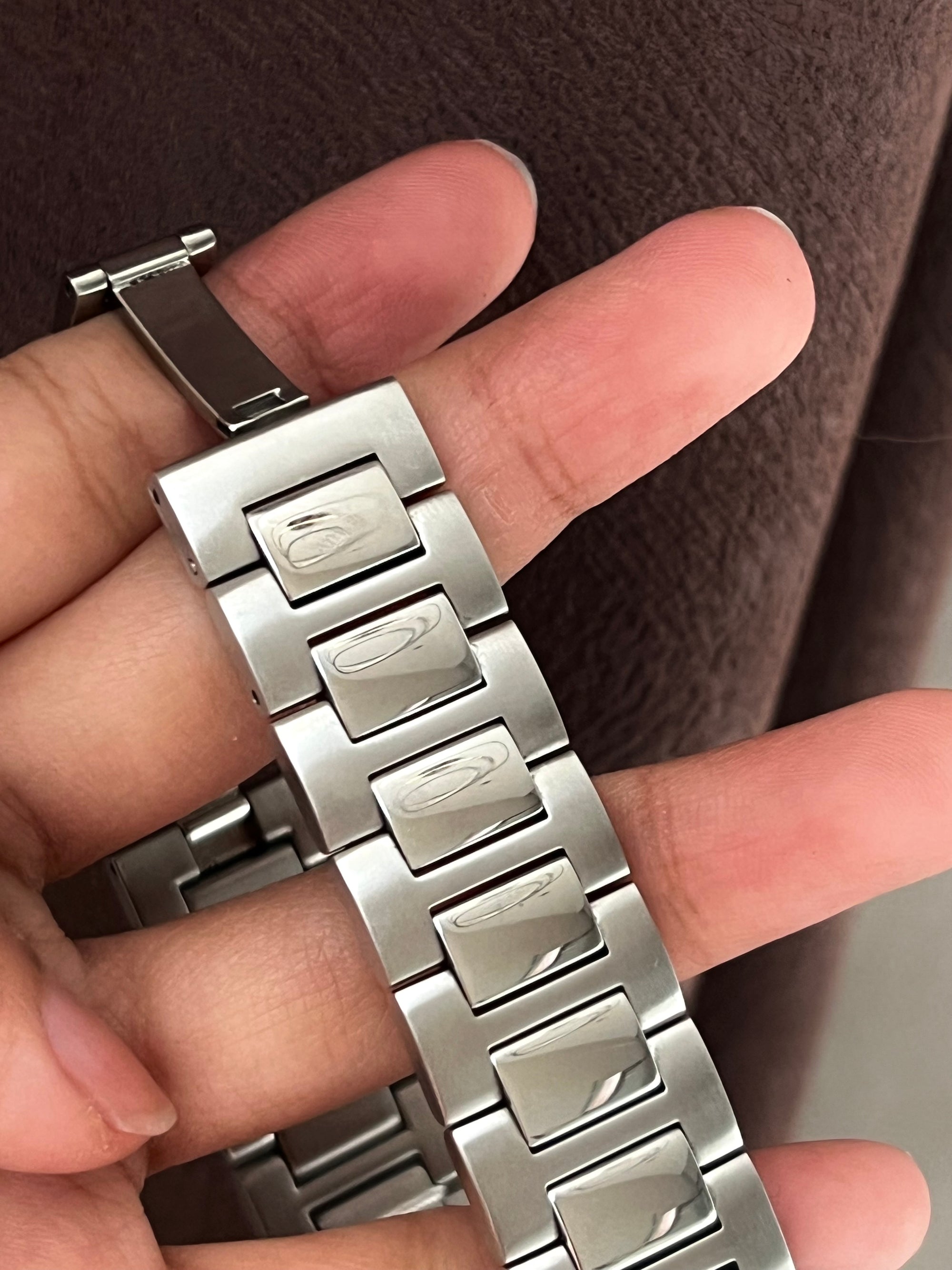 Gucci Large Silver With Dark Silver Dial
