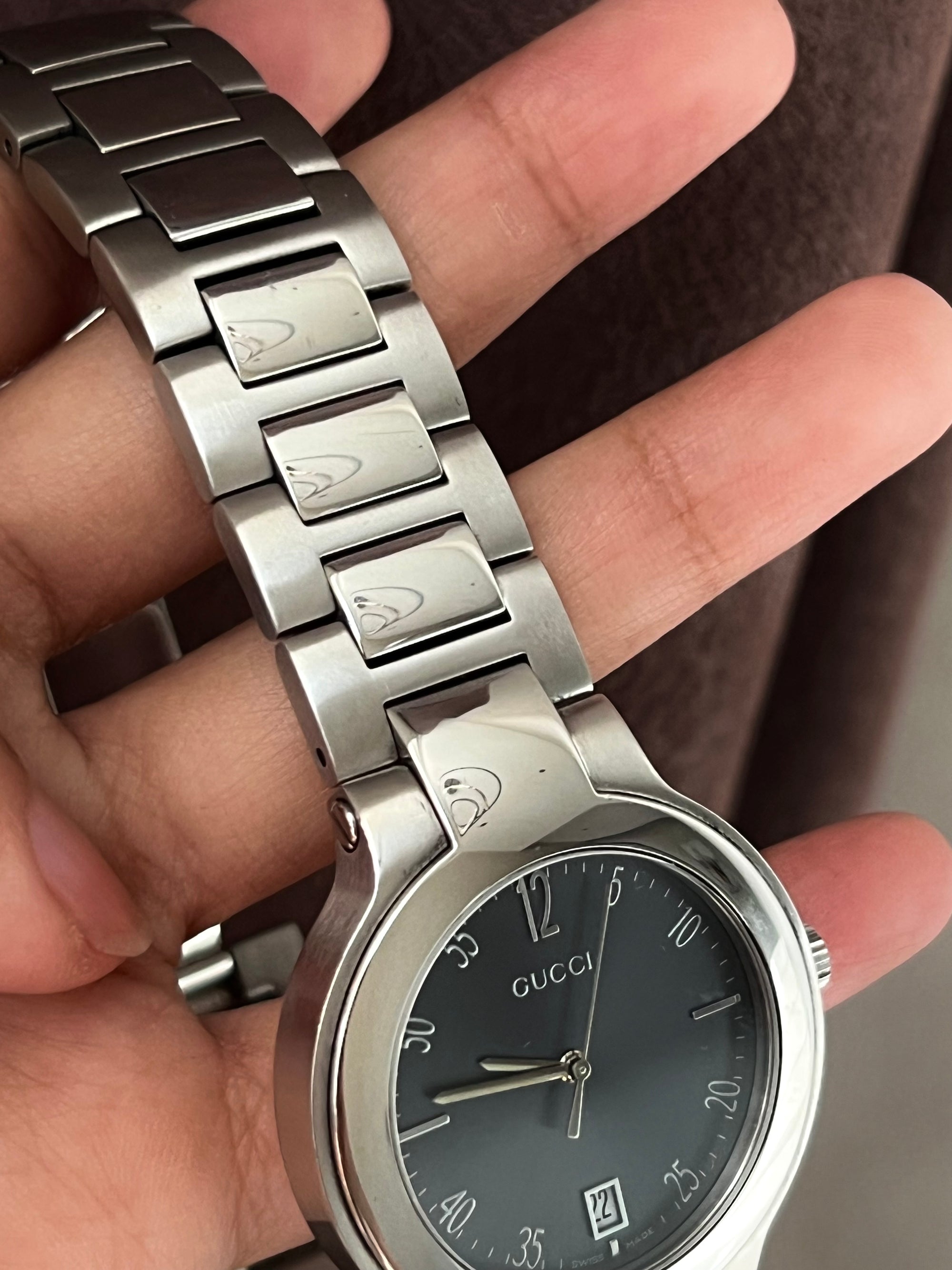 Gucci Large Silver With Dark Silver Dial