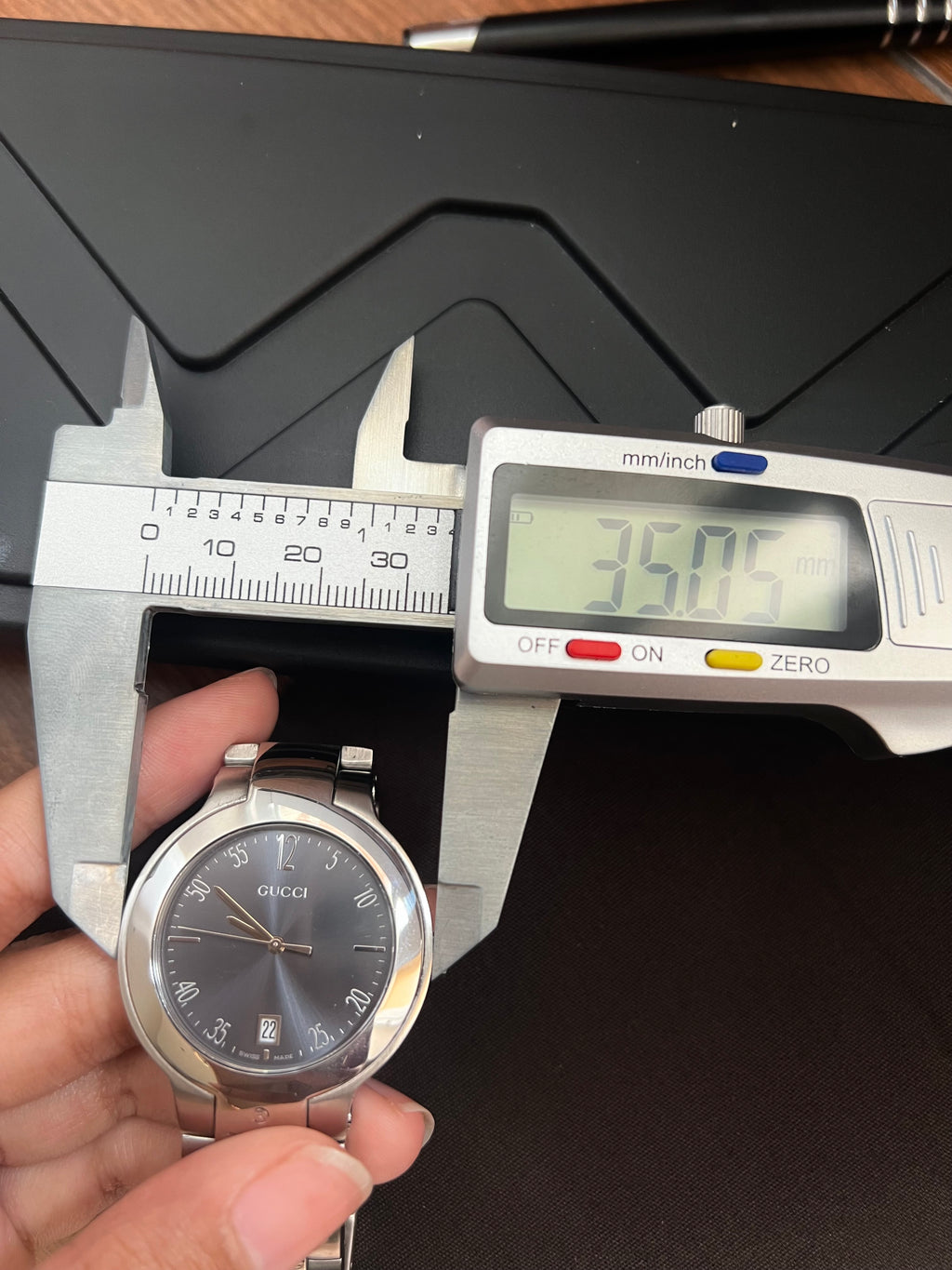 Gucci Large Silver With Dark Silver Dial