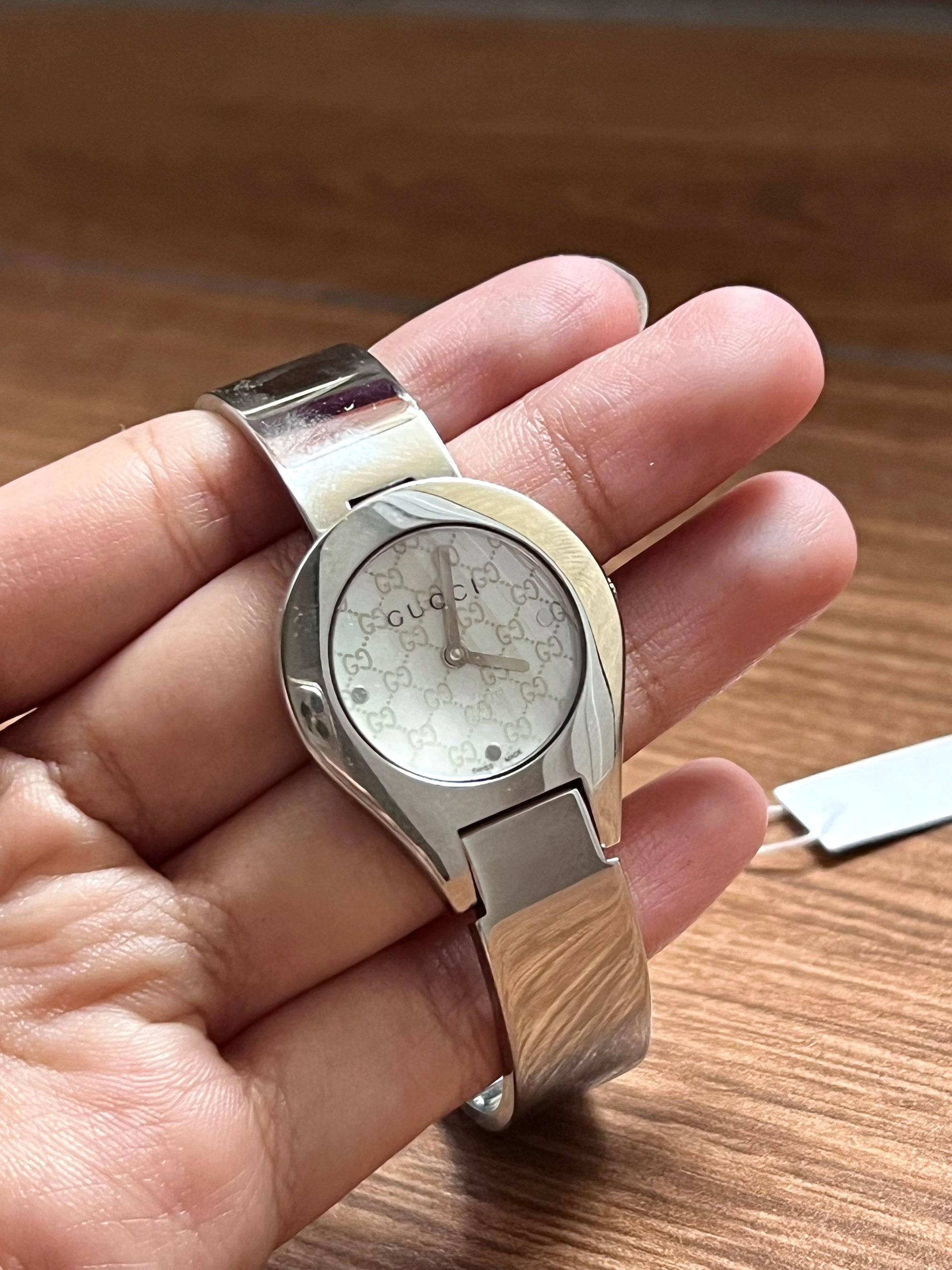 Gucci Bangle Silver MOP gg Dial