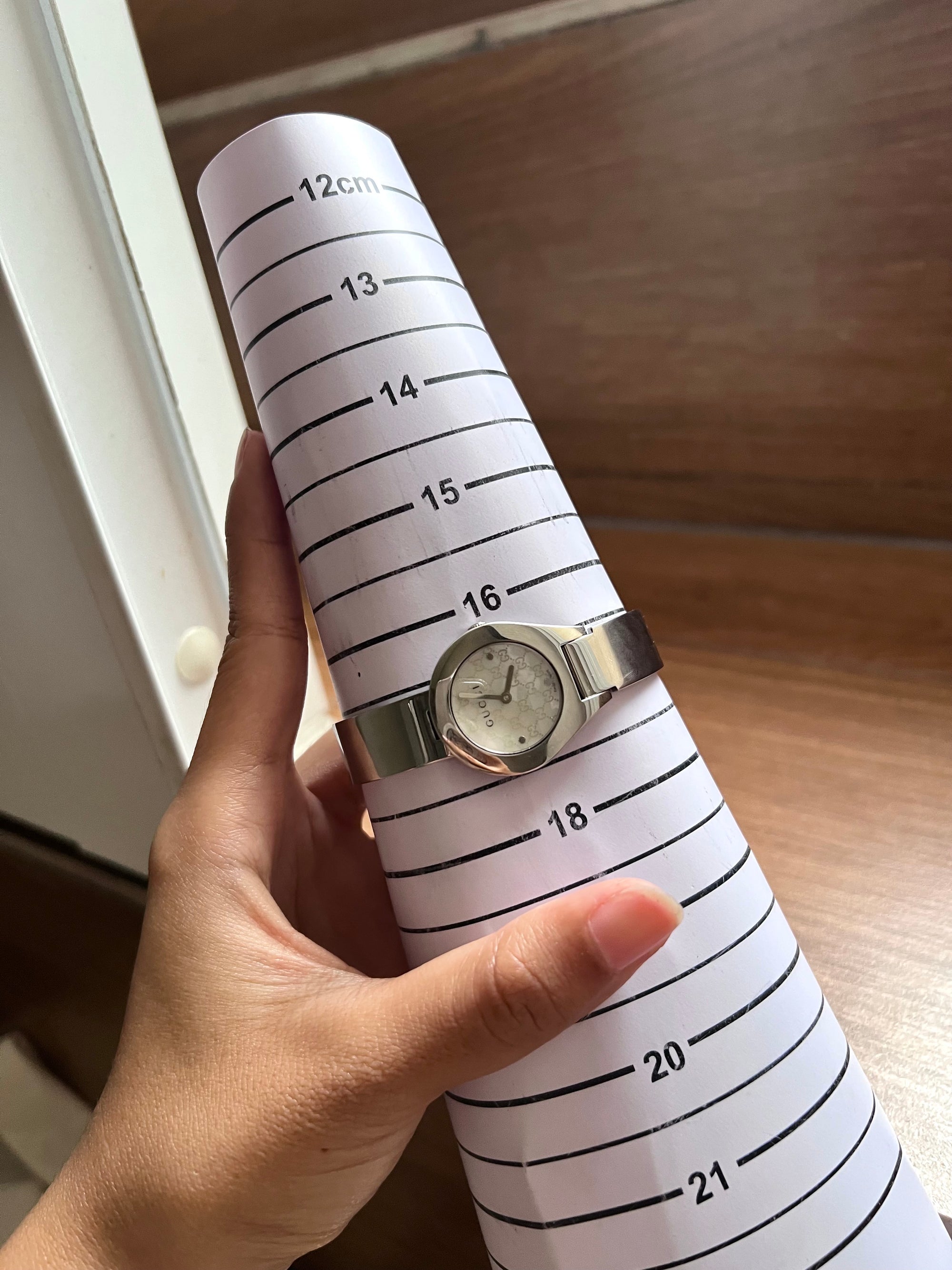 Gucci Bangle Silver MOP gg Dial