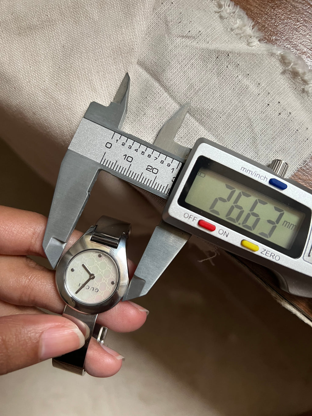 Gucci Bangle Silver MOP gg Dial