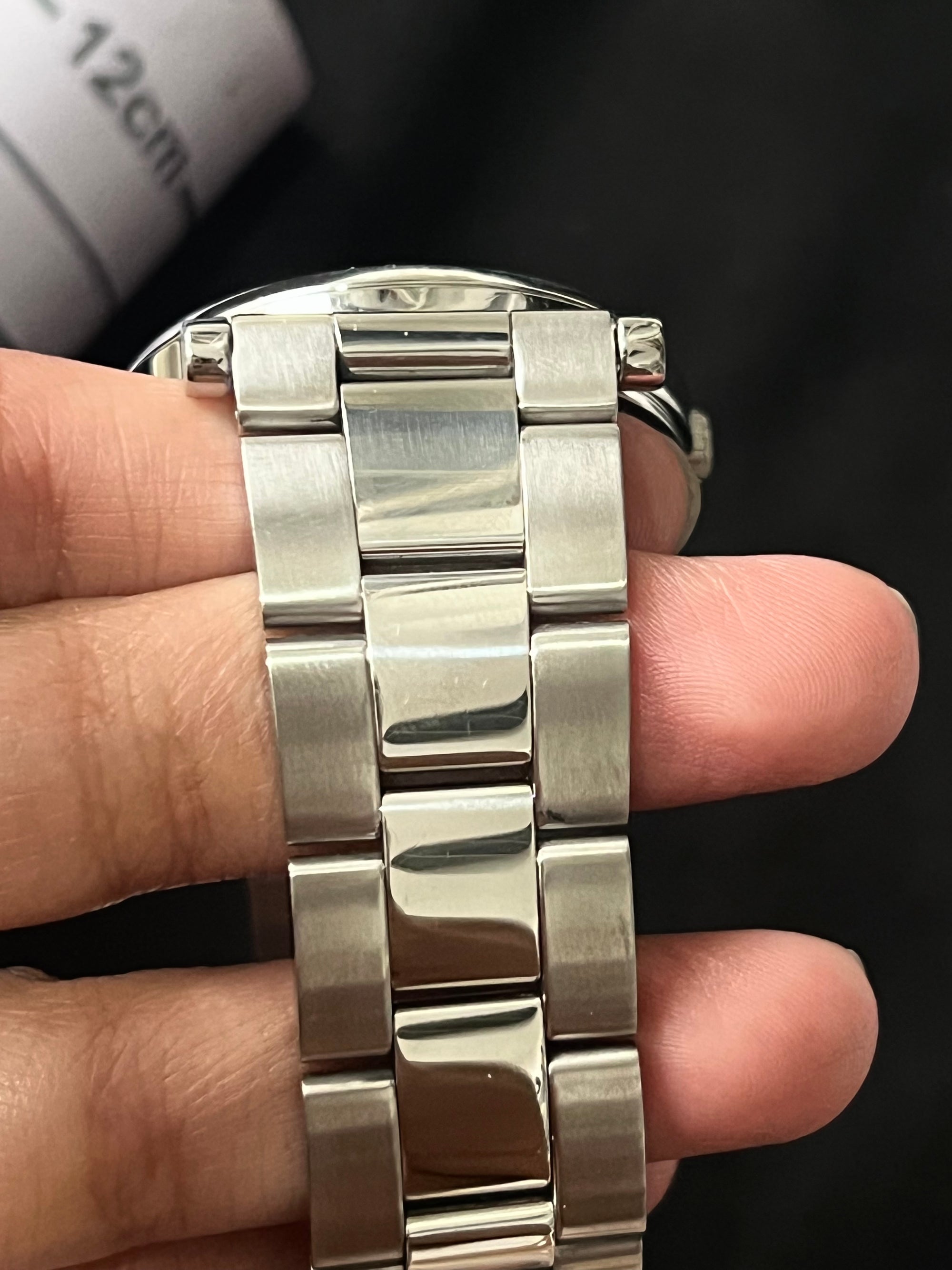 Gucci Round Silver With Black Dial