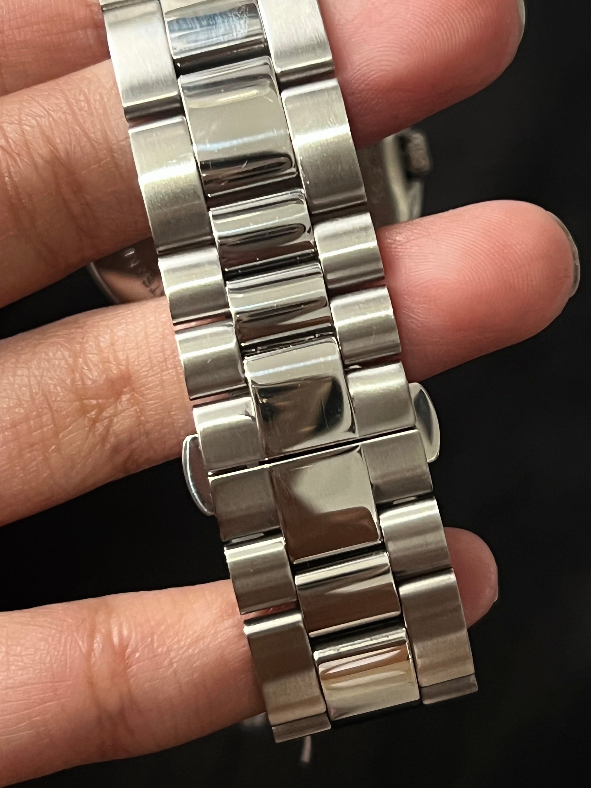 Gucci Round Silver With Black Dial