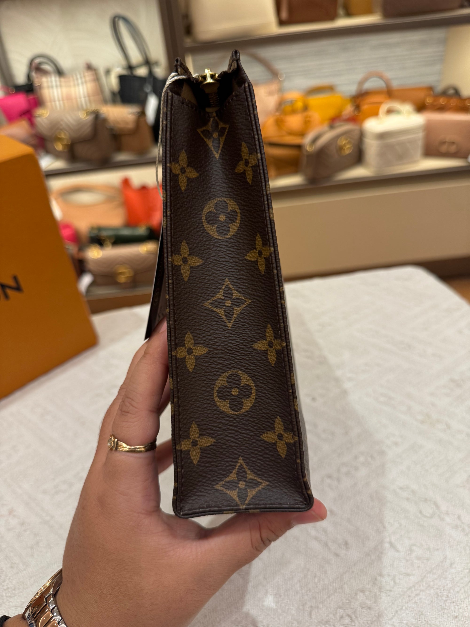 Louis Toiletries Monogram