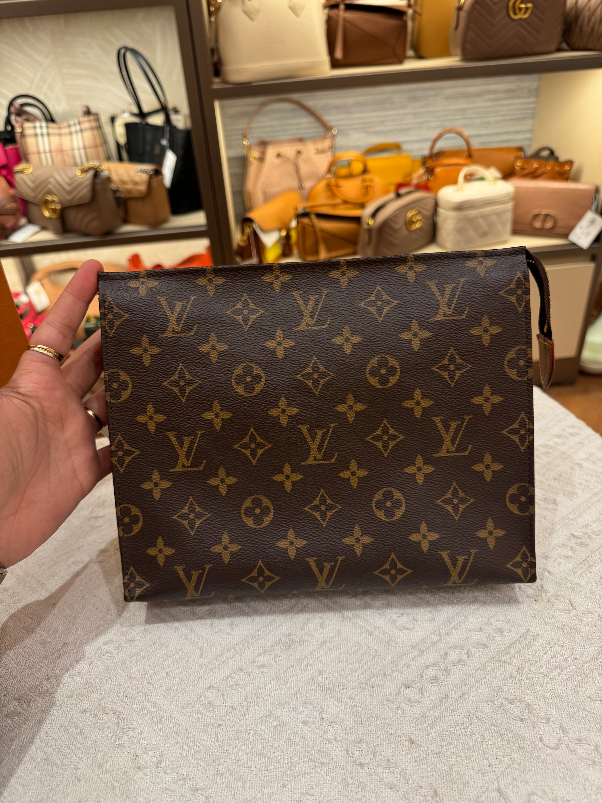 Louis Toiletries Monogram