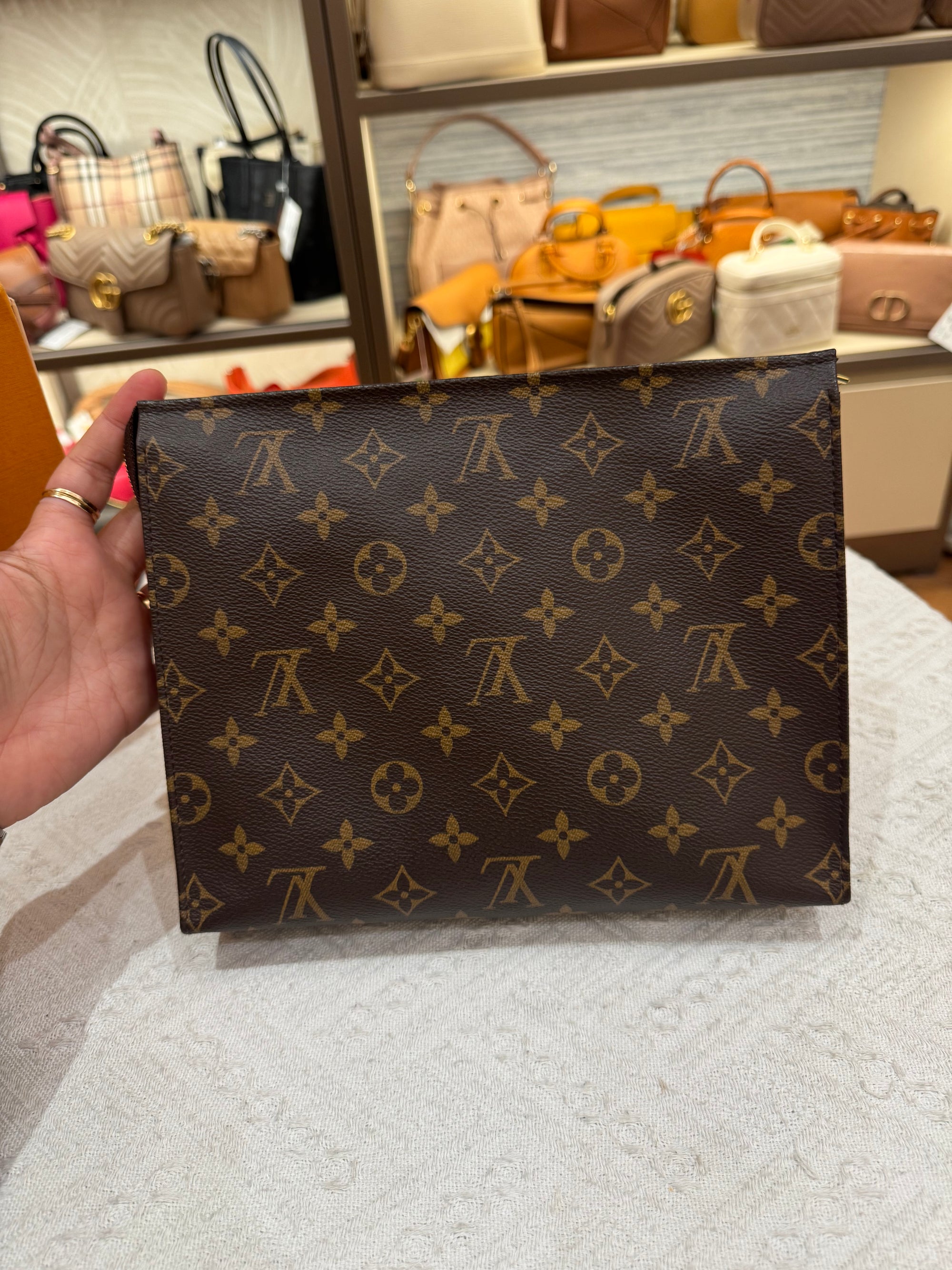 Louis Toiletries Monogram