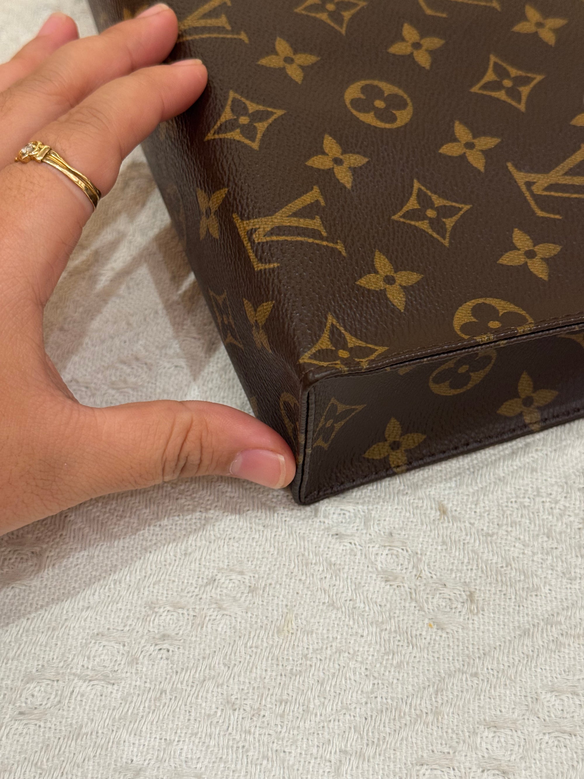 Louis Toiletries Monogram