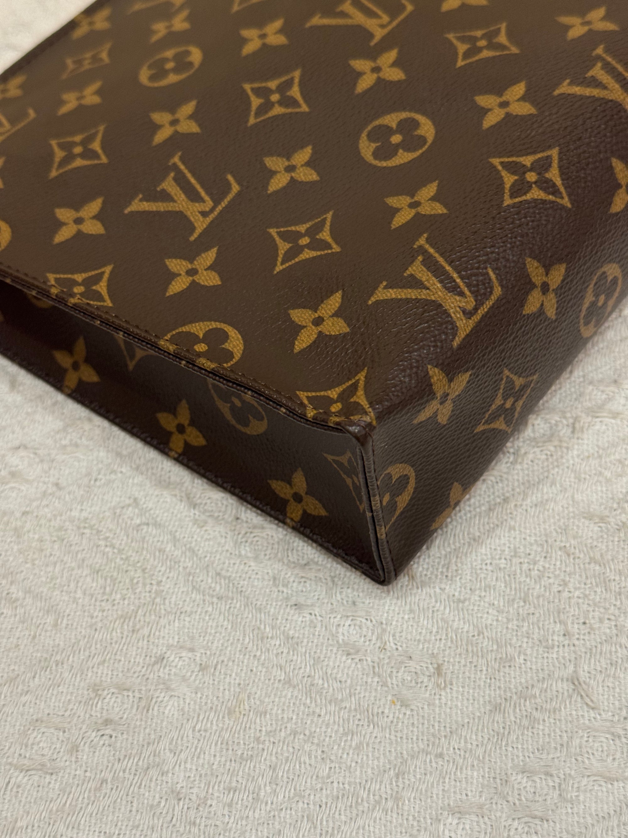 Louis Toiletries Monogram