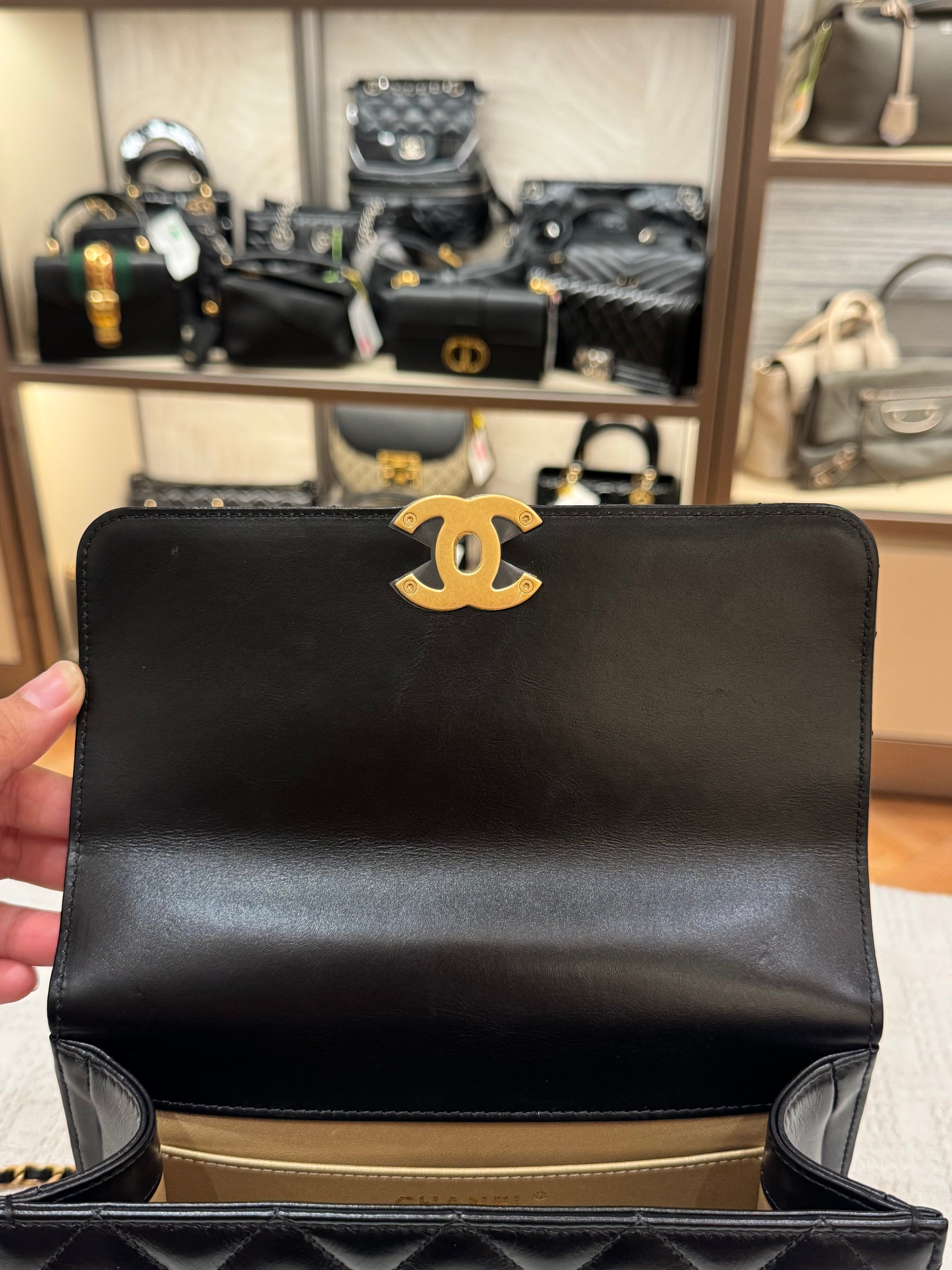 Chanel Perfect Fit Flap Shiny Clafksin Black