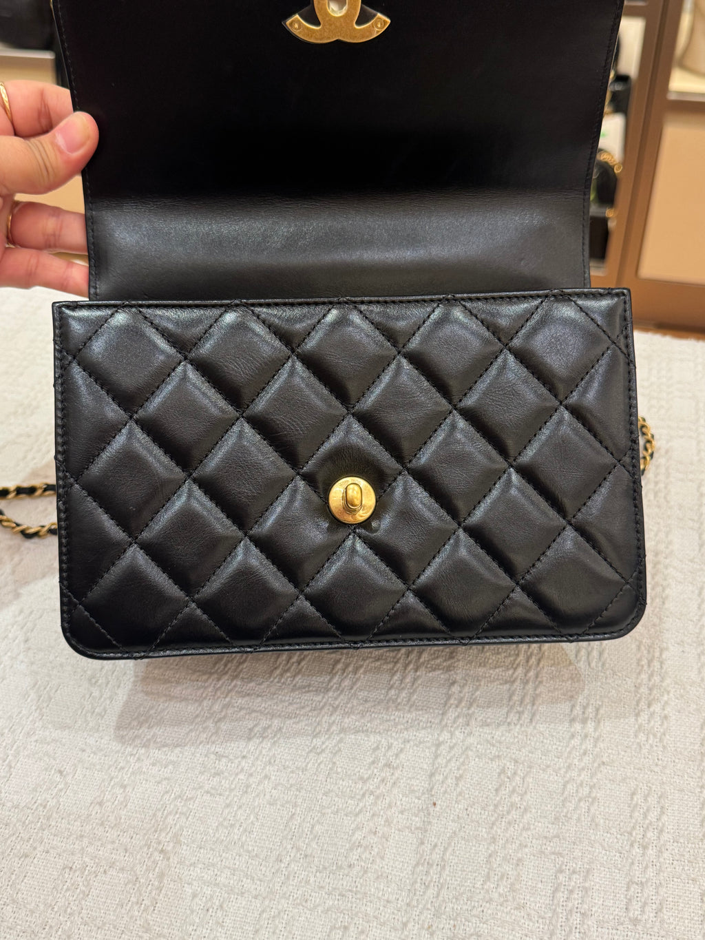 Chanel Perfect Fit Flap Shiny Clafksin Black
