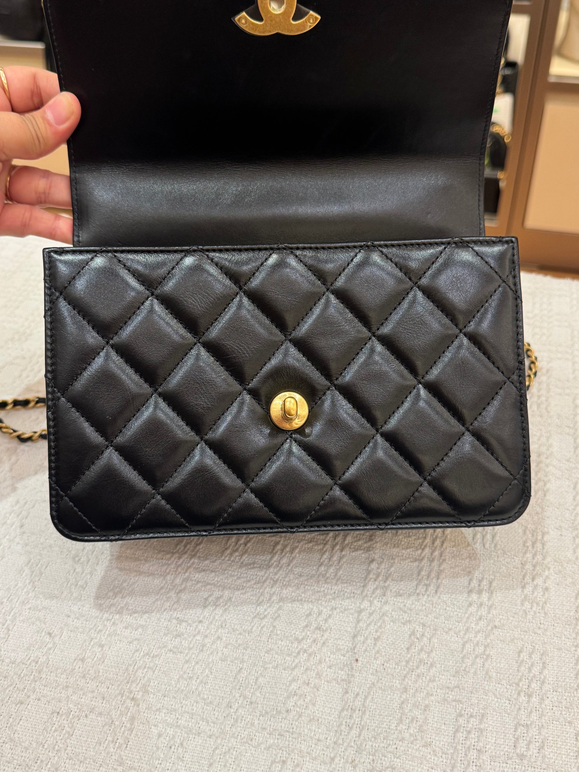 Chanel Perfect Fit Flap Shiny Clafksin Black
