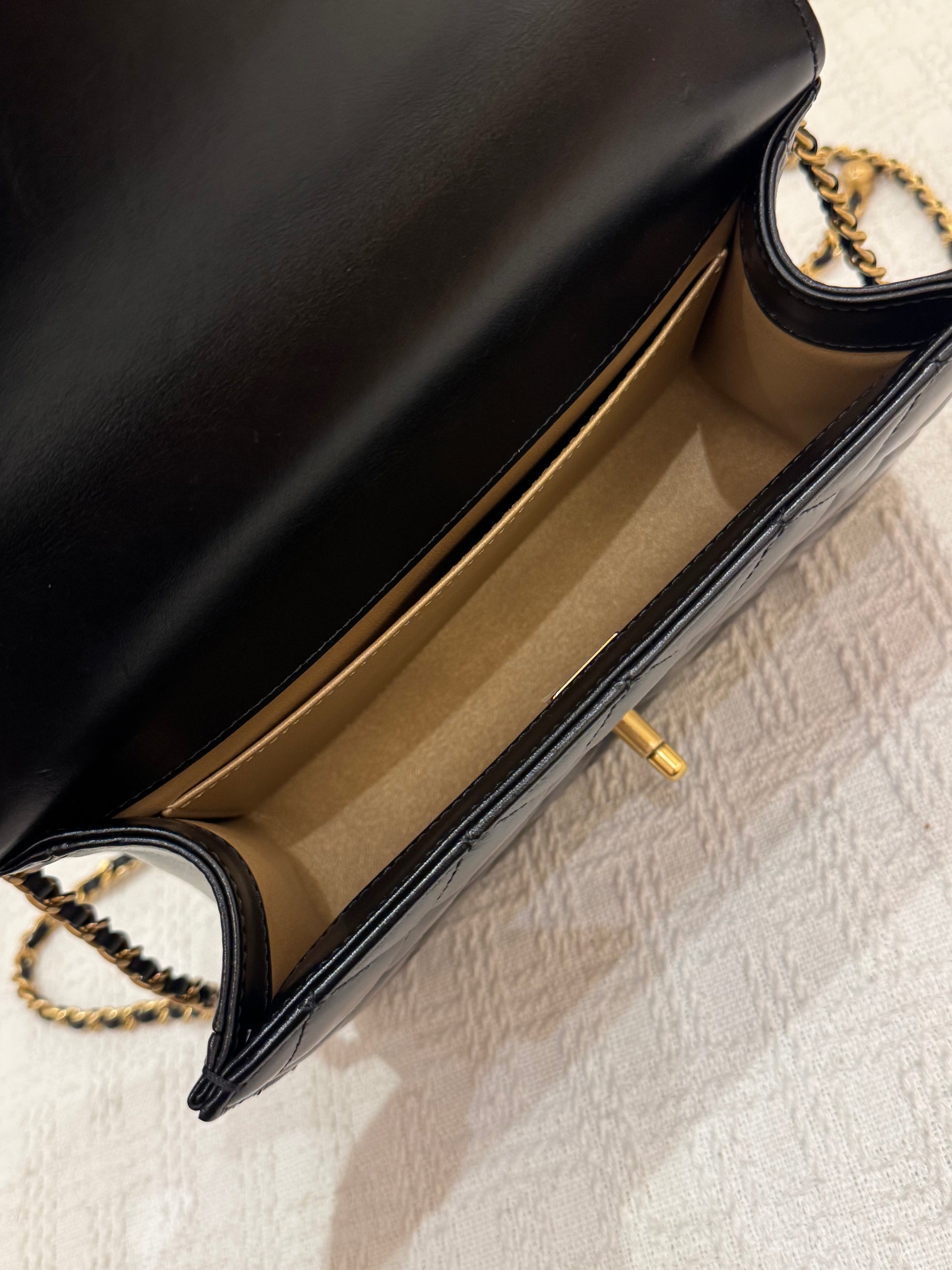 Chanel Perfect Fit Flap Shiny Clafksin Black