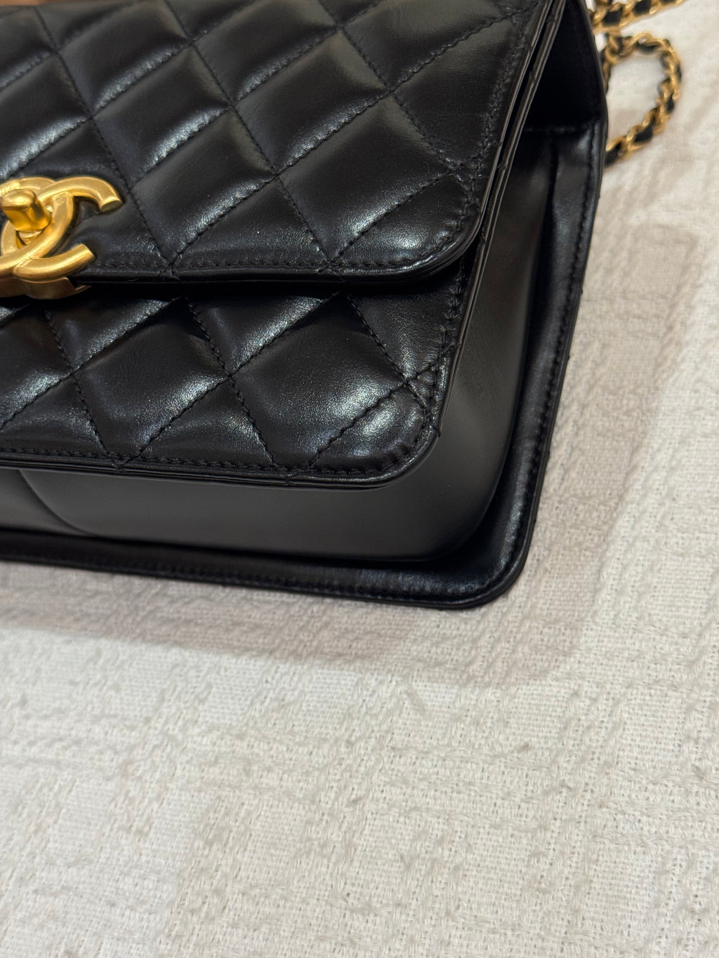 Chanel Perfect Fit Flap Shiny Clafksin Black