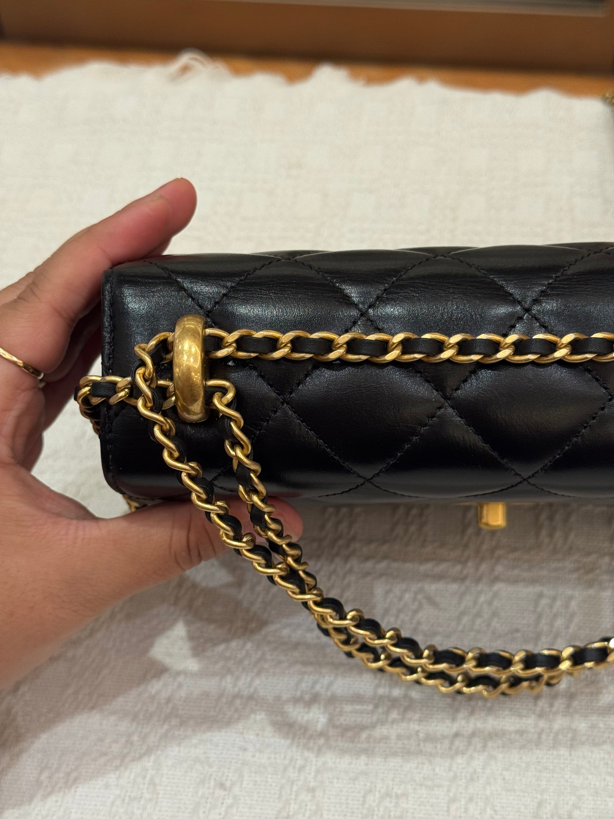 Chanel Perfect Fit Flap Shiny Clafksin Black