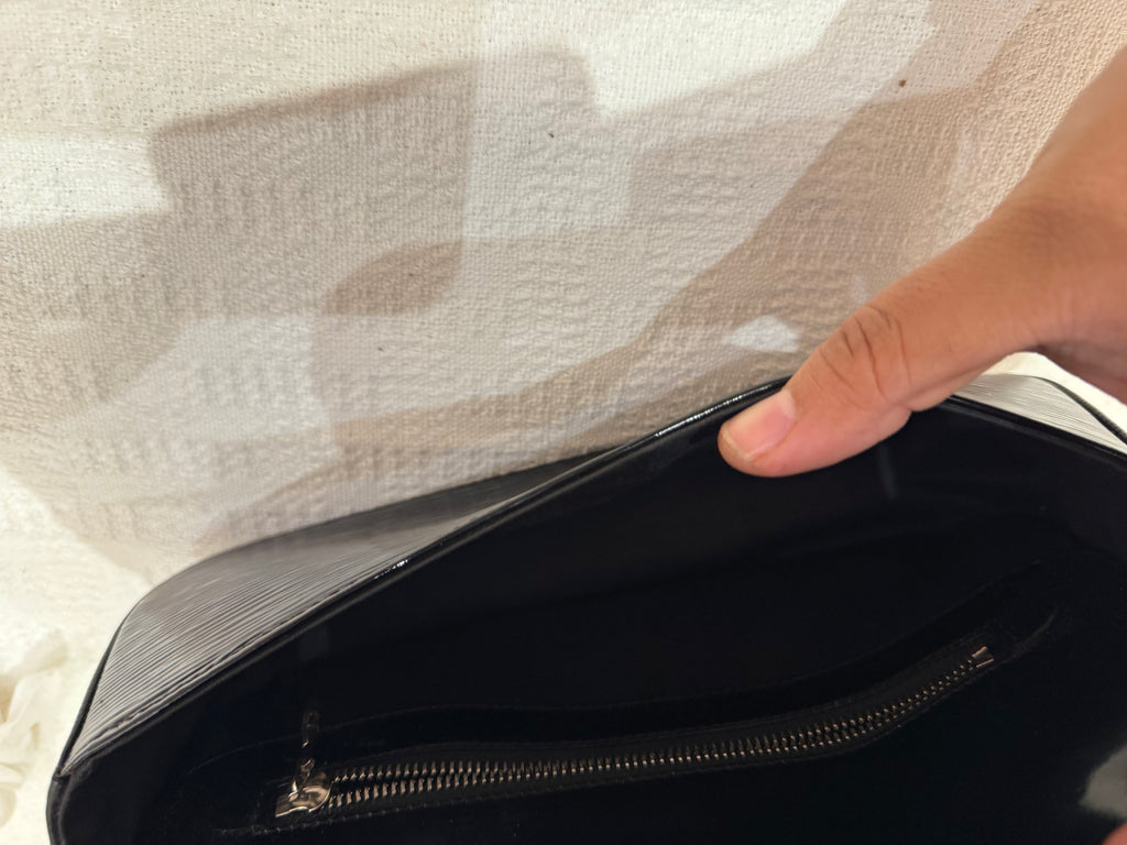 Louis Vuitton Sobe Epi Clutch