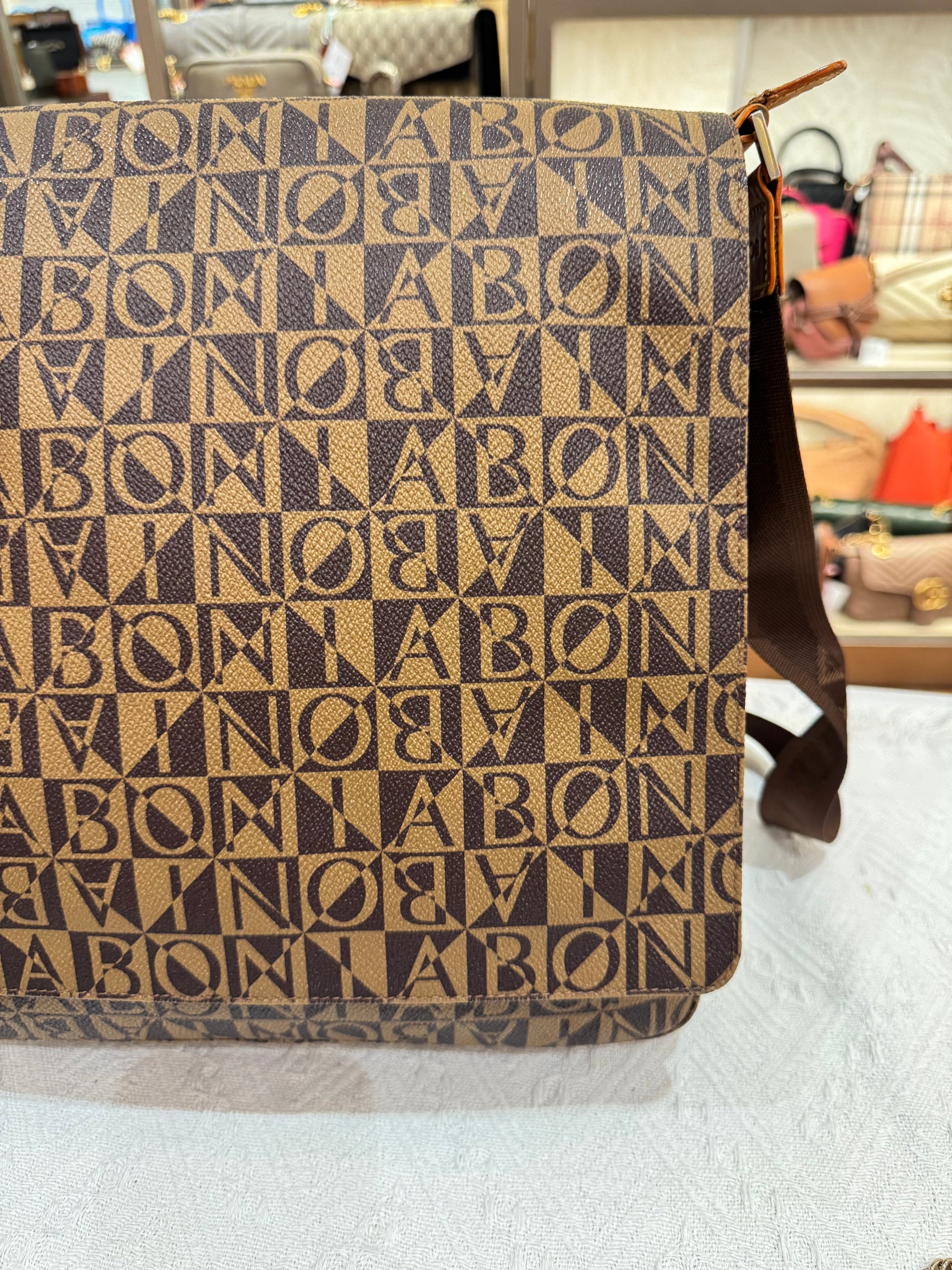 Bonia Mesenger Signature
