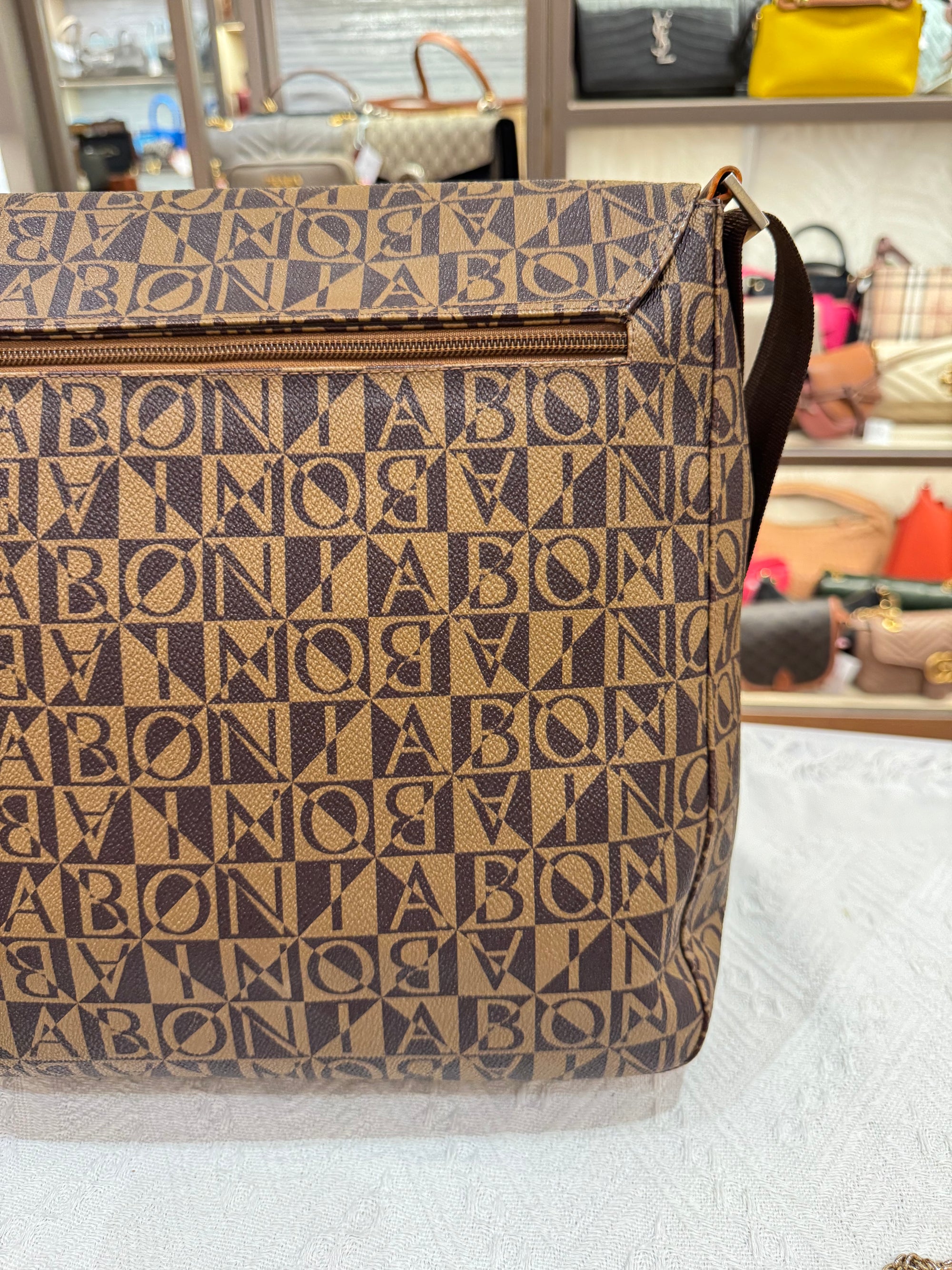 Bonia Mesenger Signature