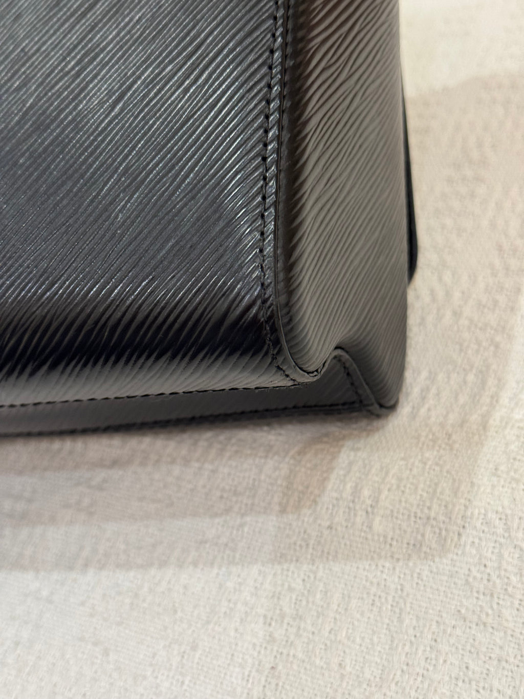 Louis Vuitton Twist Epi Leather MM Black