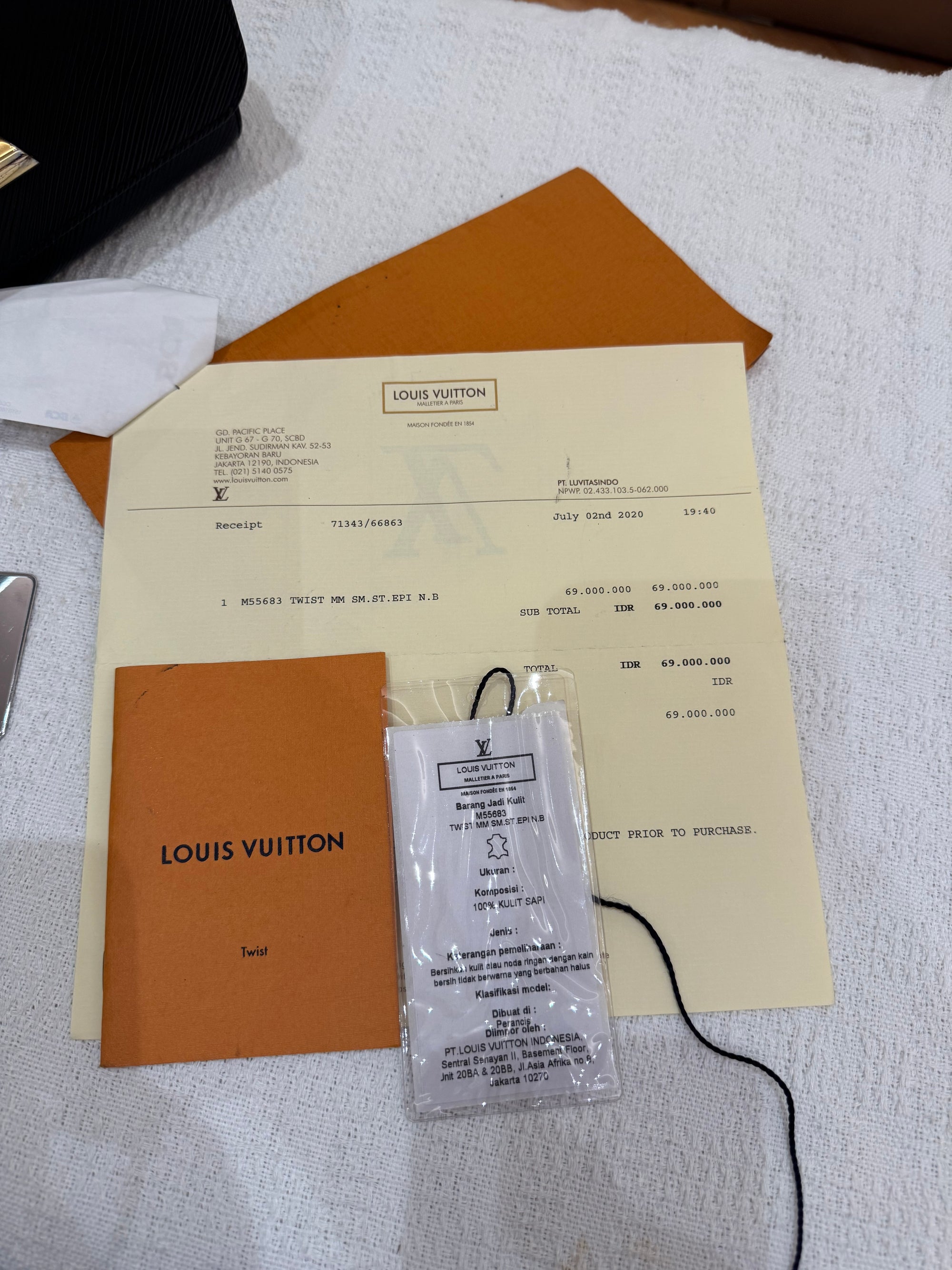 Louis Vuitton Twist Epi Leather MM Black