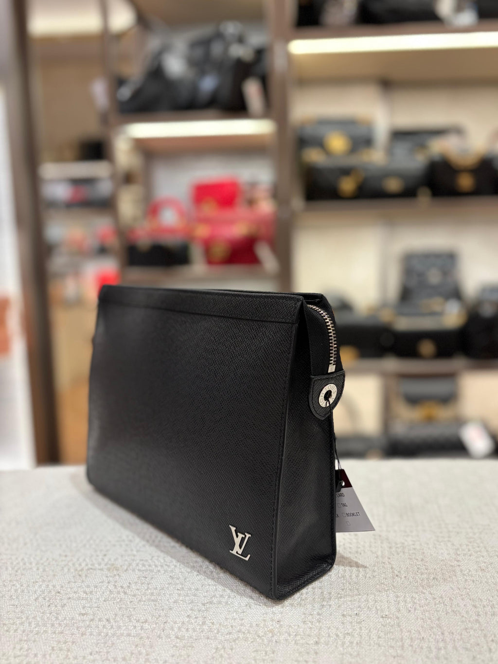 Louis Vuitton Voyage MM Pochette Taiga Noir