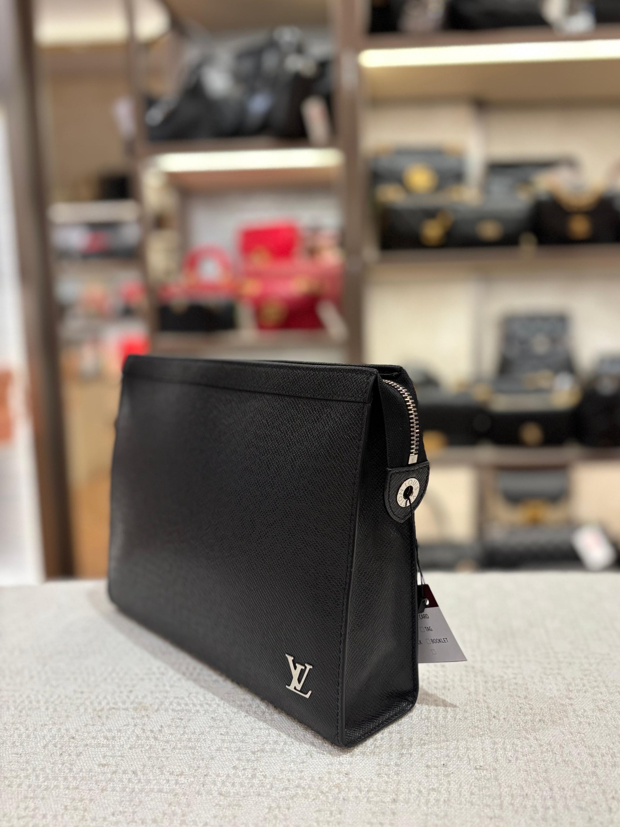 Louis Vuitton Voyage MM Pochette Taiga Noir