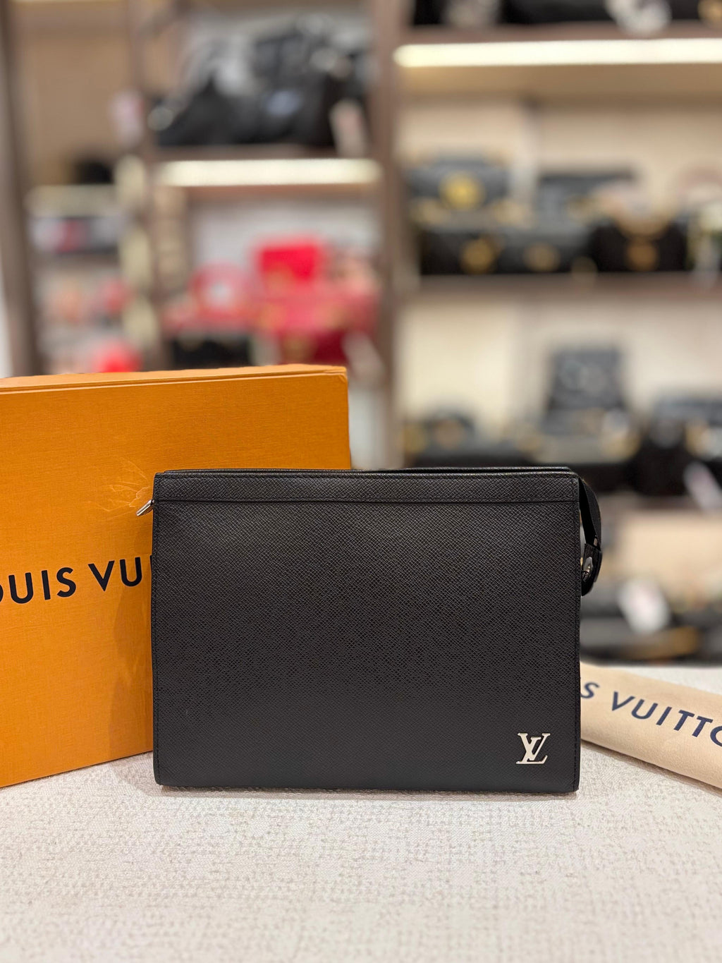 Louis Vuitton Voyage MM Pochette Taiga Noir