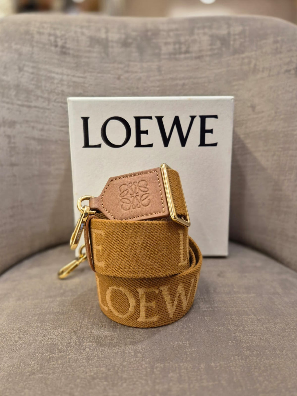Loewe Strap Font
