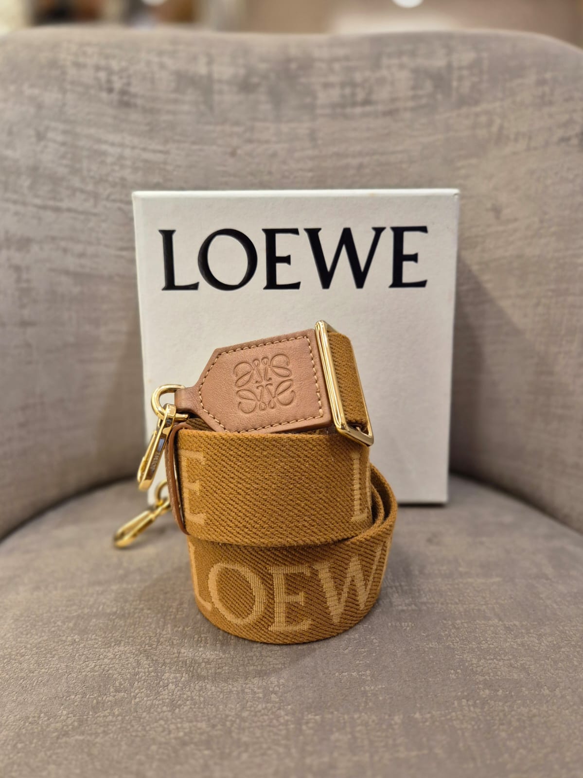 Loewe Strap Font