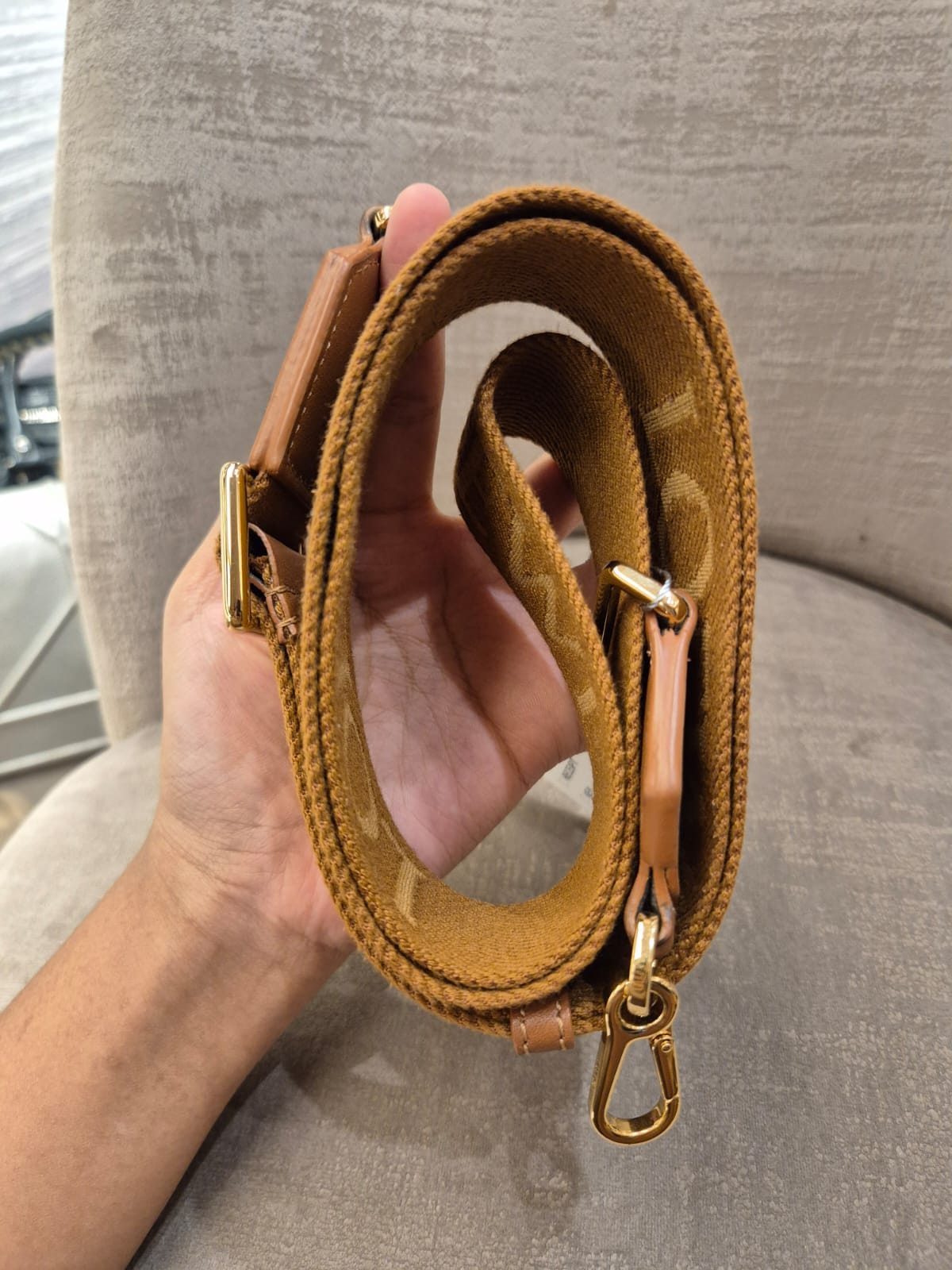 Loewe Strap Font