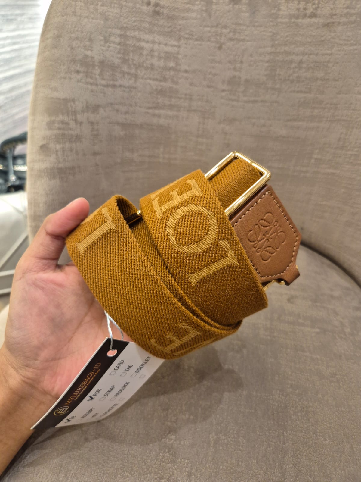 Loewe Strap Font