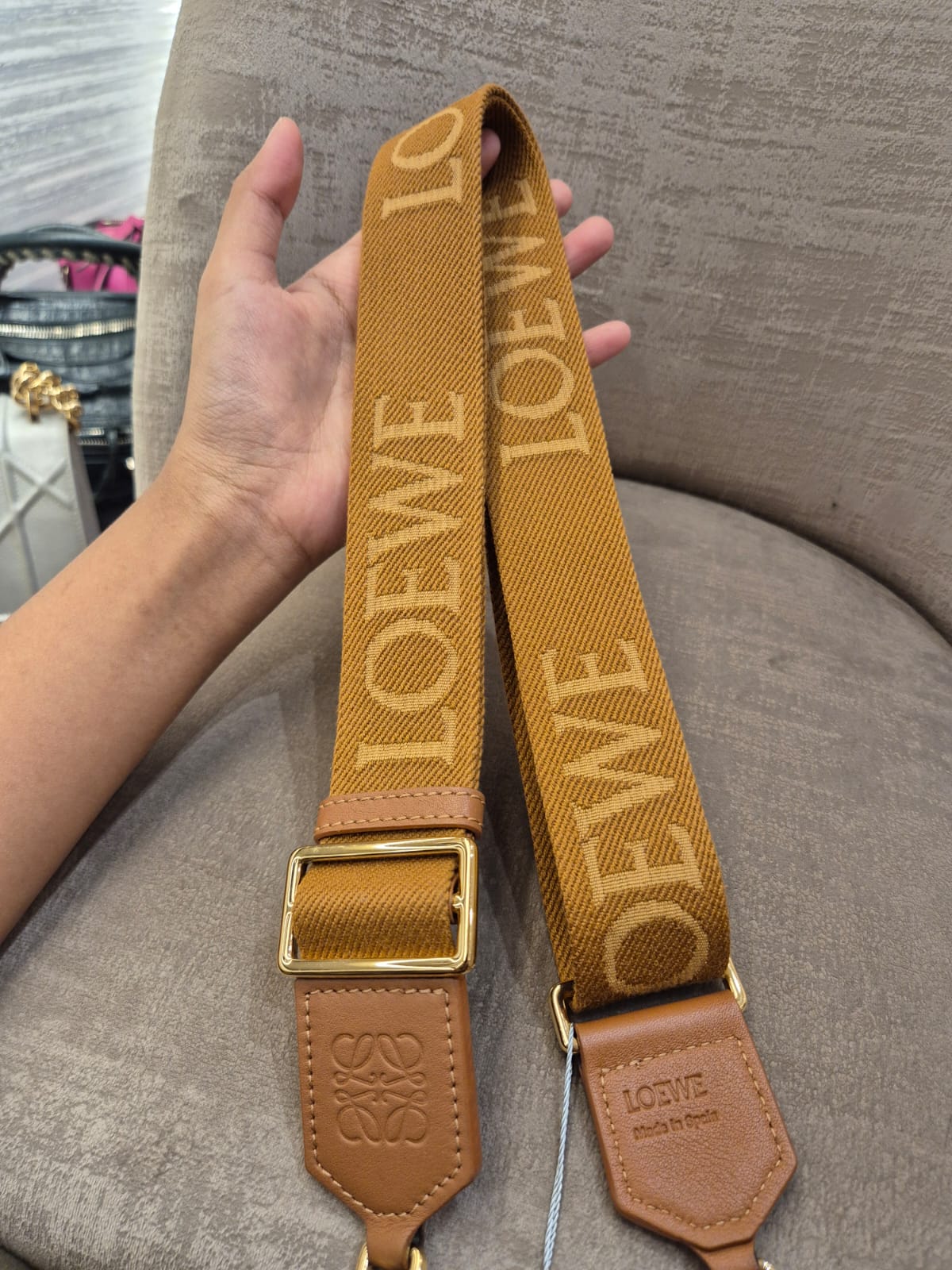 Loewe Strap Font