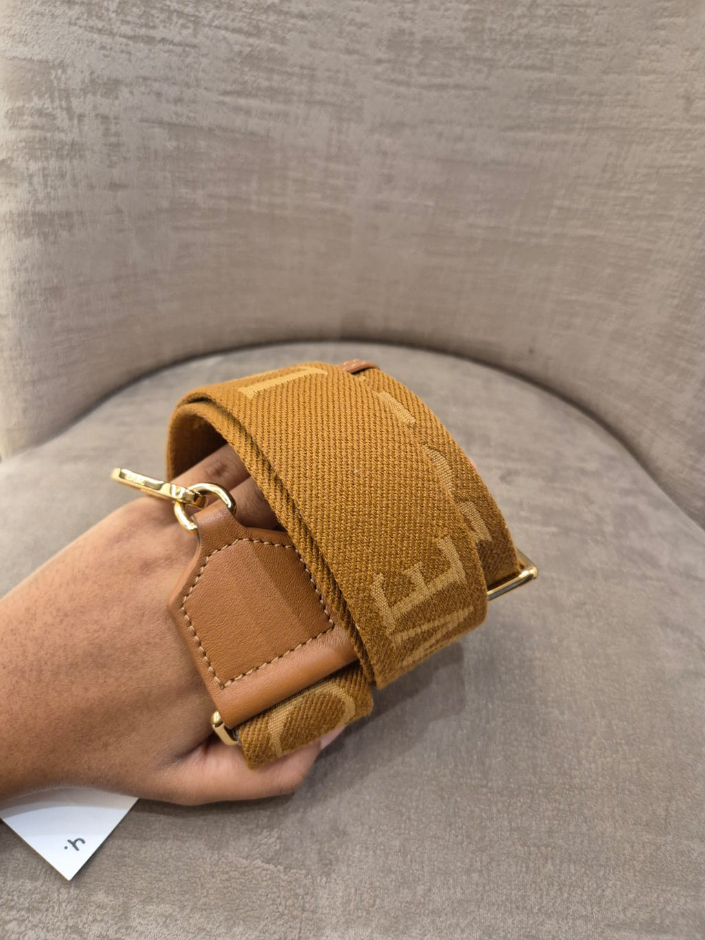 Loewe Strap Font