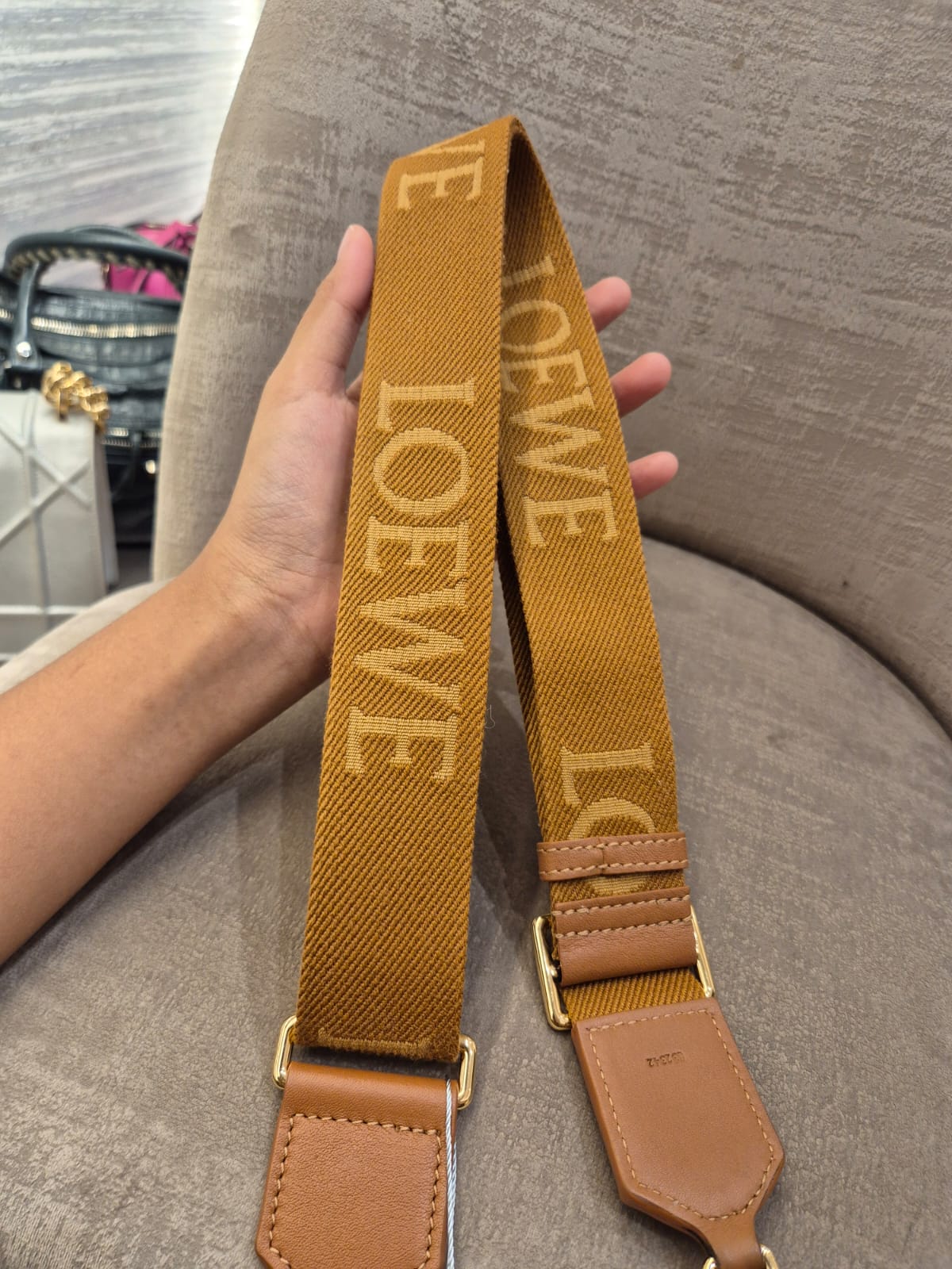Loewe Strap Font