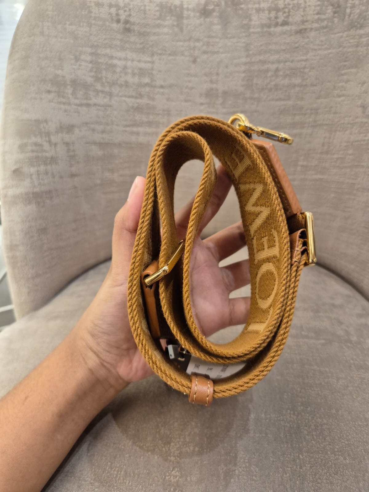 Loewe Strap Font