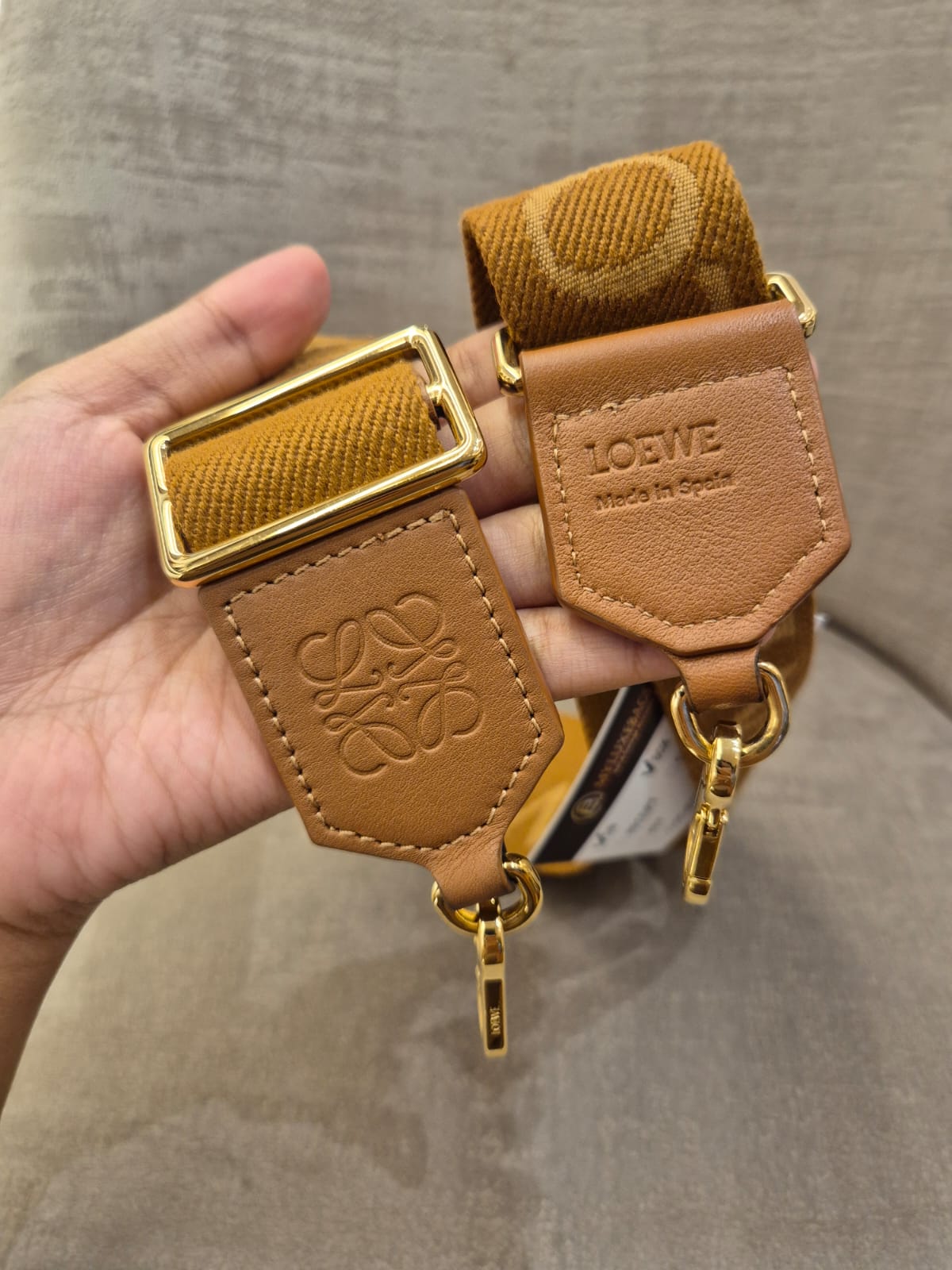Loewe Strap Font