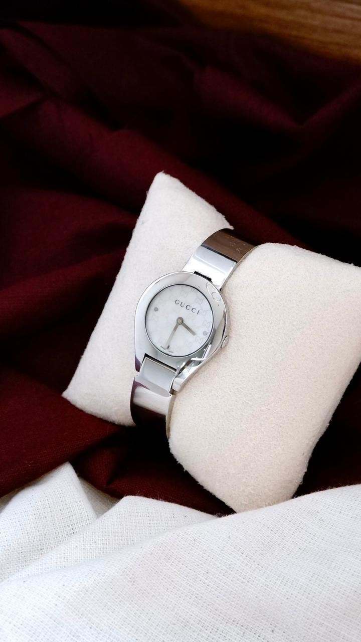 Gucci Bangle Silver MOP gg Dial