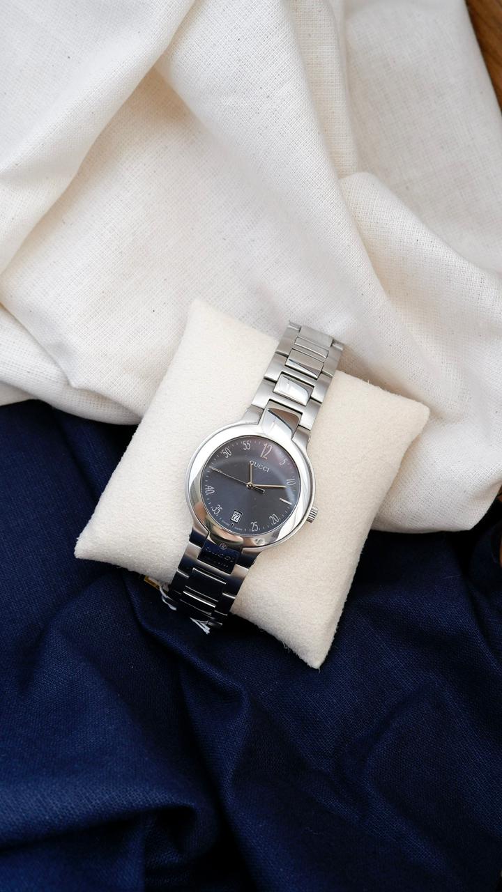 Gucci Large Silver With Dark Silver Dial
